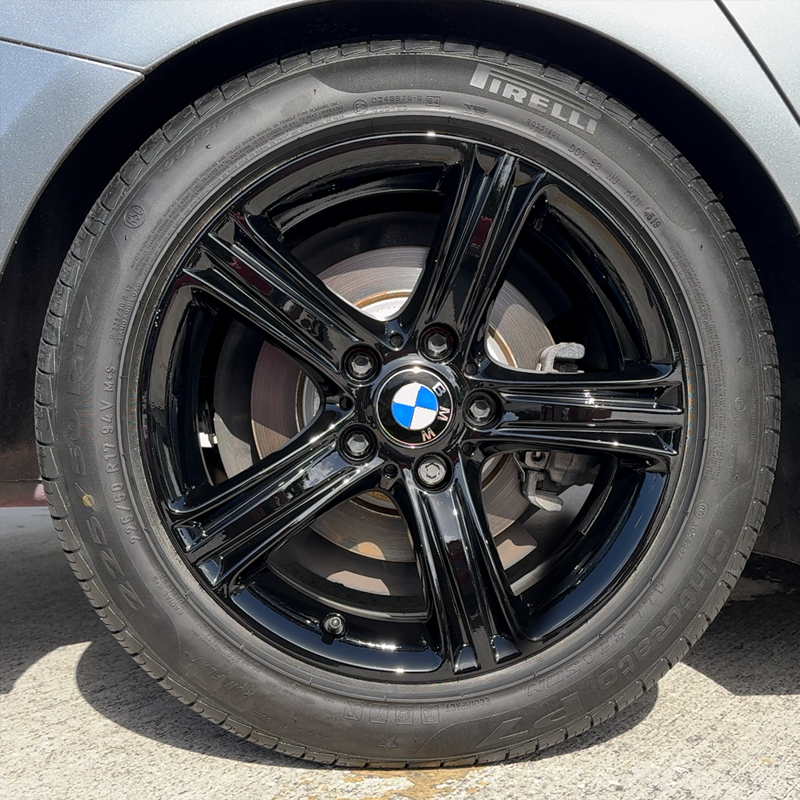 Black aerosol can of Luna One Wheel Gloss by DipYourCar.com, designed for enhancing and protecting car wheels with a glossy finish.