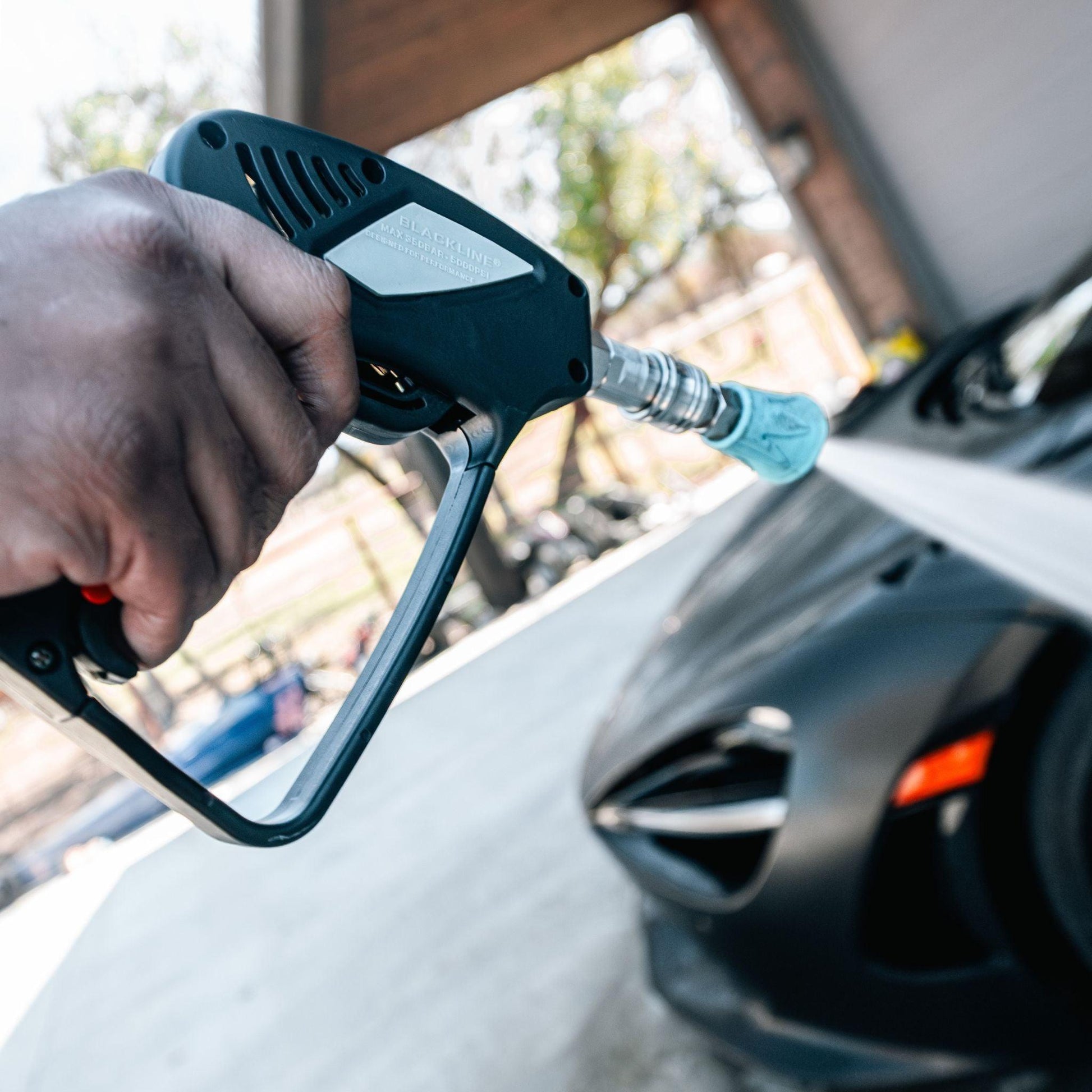 Blackline Car Care Blackline Snub-Nose Pressure Washer Gun with ergonomic handle and high-pressure nozzle for cleaning vehicles.