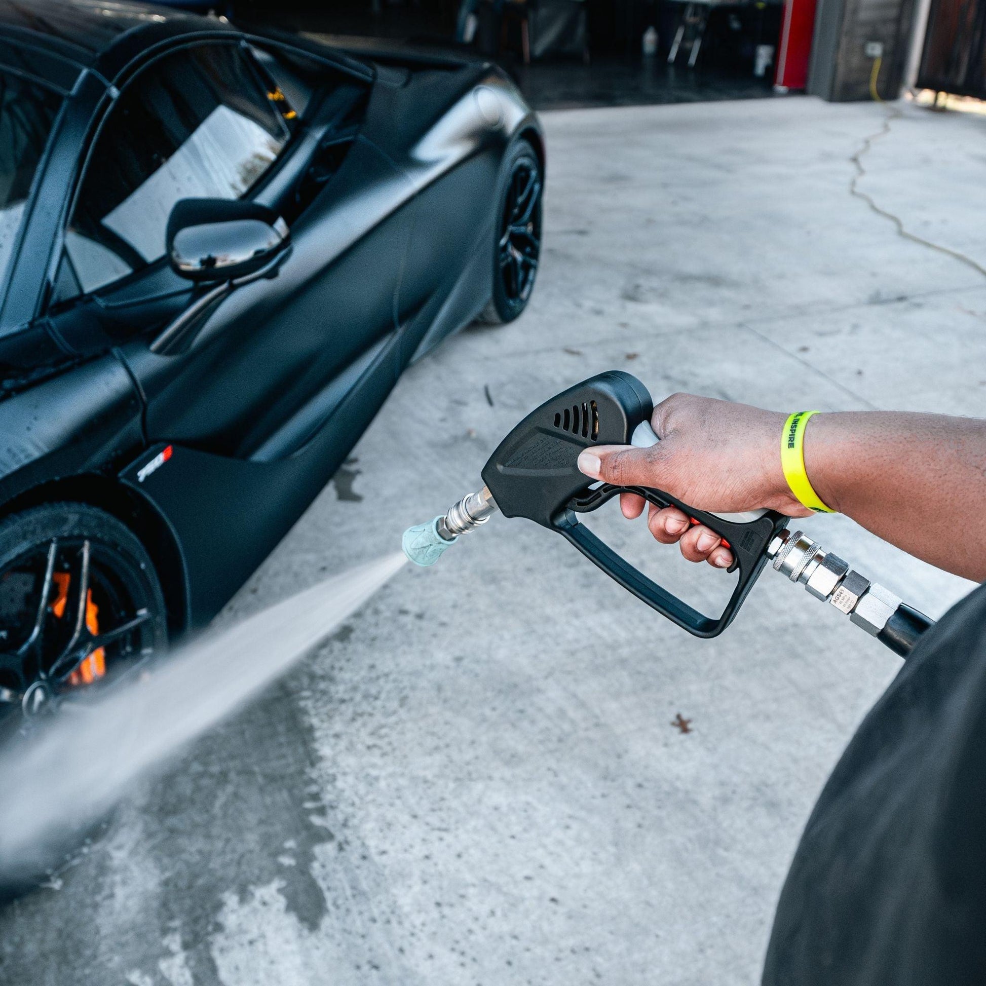 Blackline Car Care BLACKLINE® snub-nose pressure washer gun with ergonomic handle and brass fittings for effective cleaning.