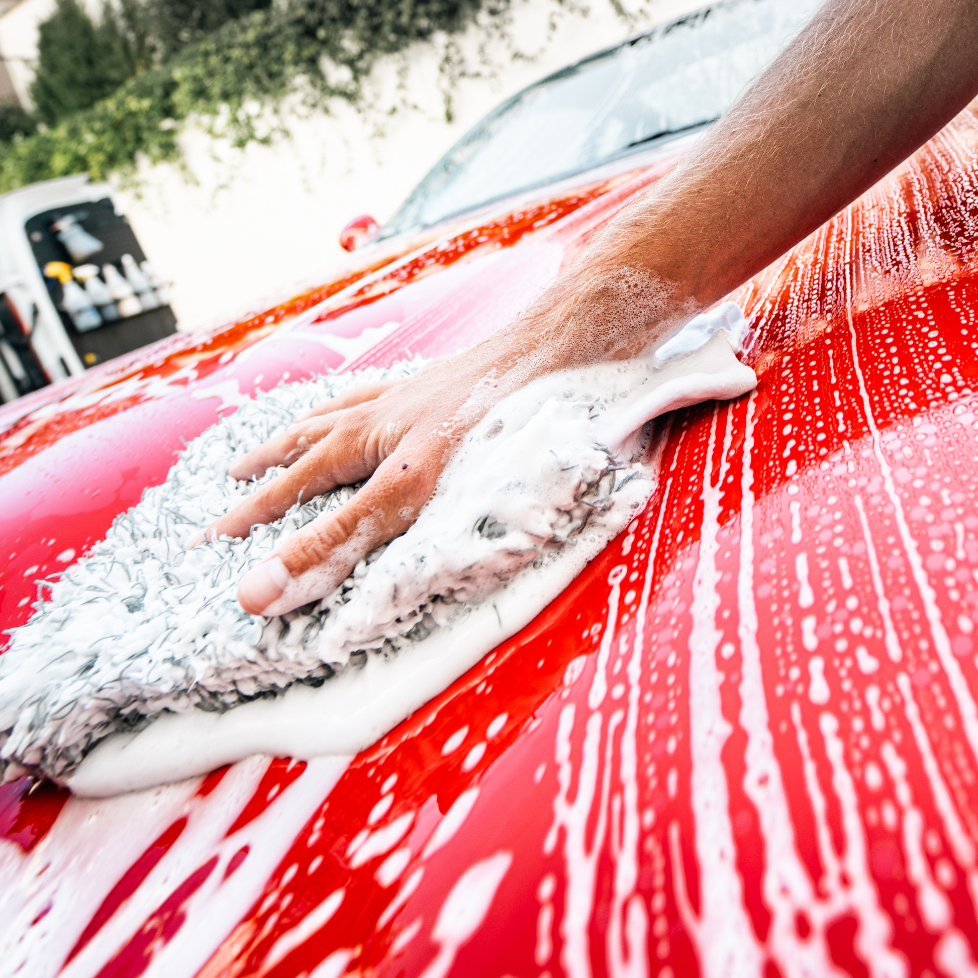 Blackline Car Care BLACKLINE® microfiber wash mitt for gentle car washing, soft microfiber material for effective dirt removal.